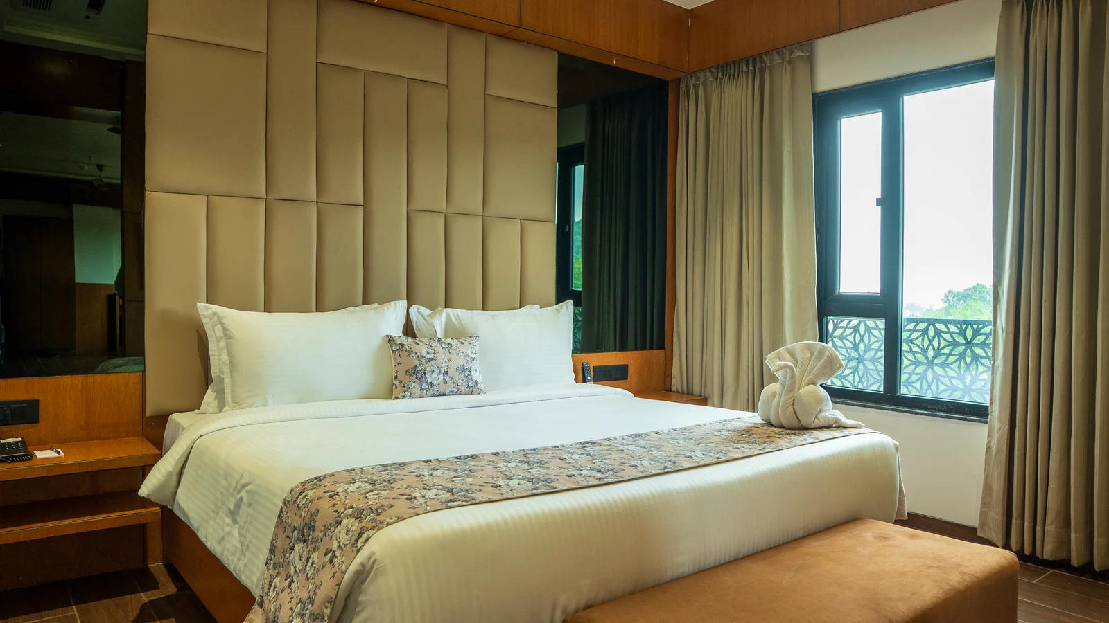 Guest bedroom and lounge