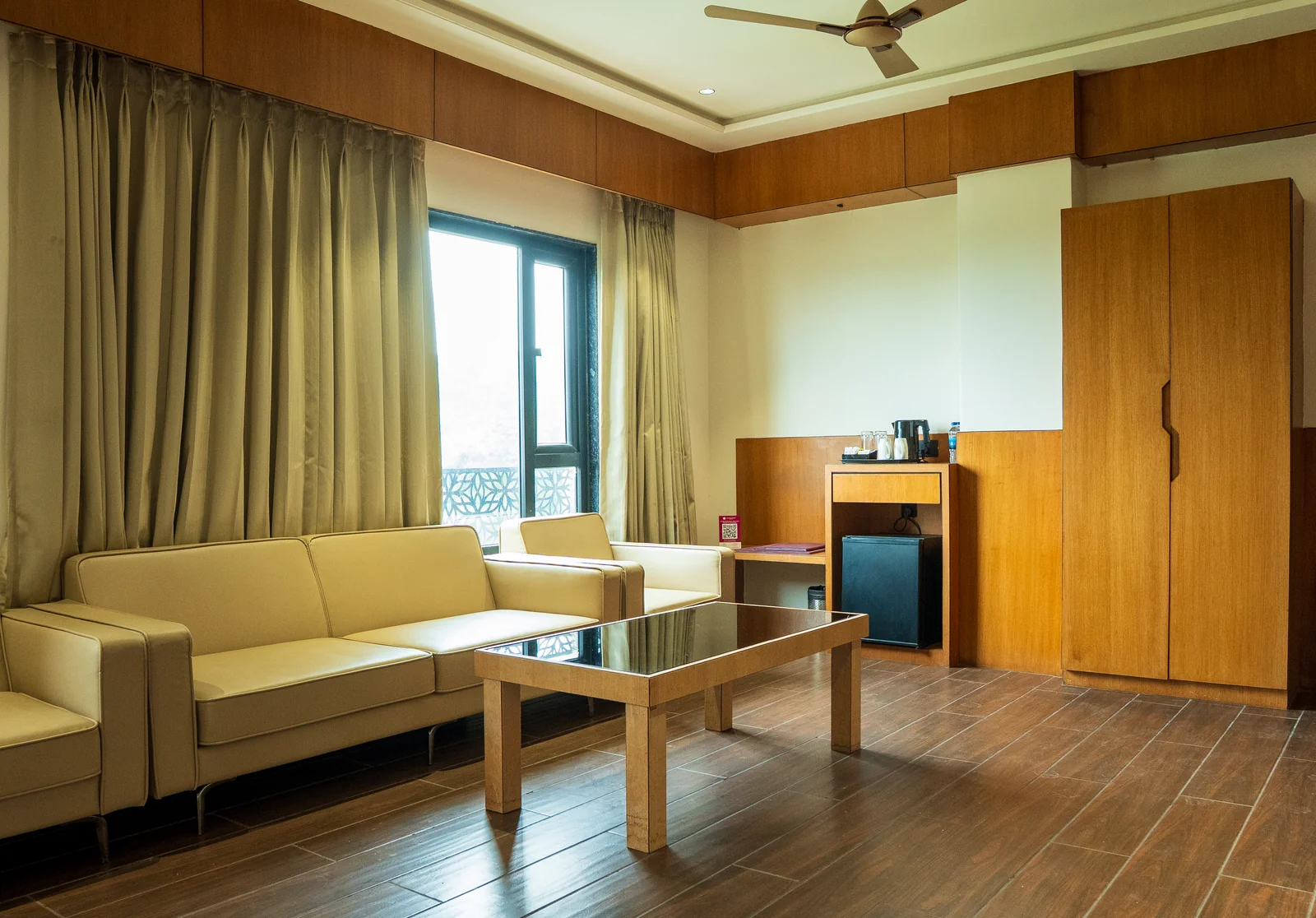 Guest bedroom and lounge