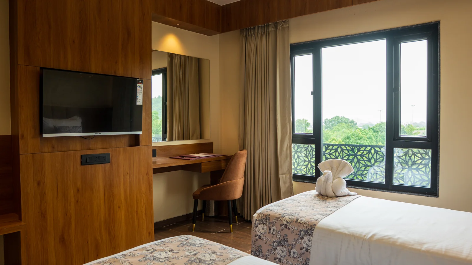 Twin guest room