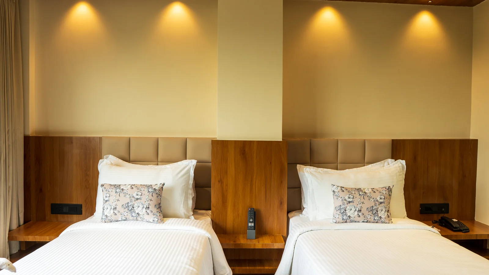 Twin guest room