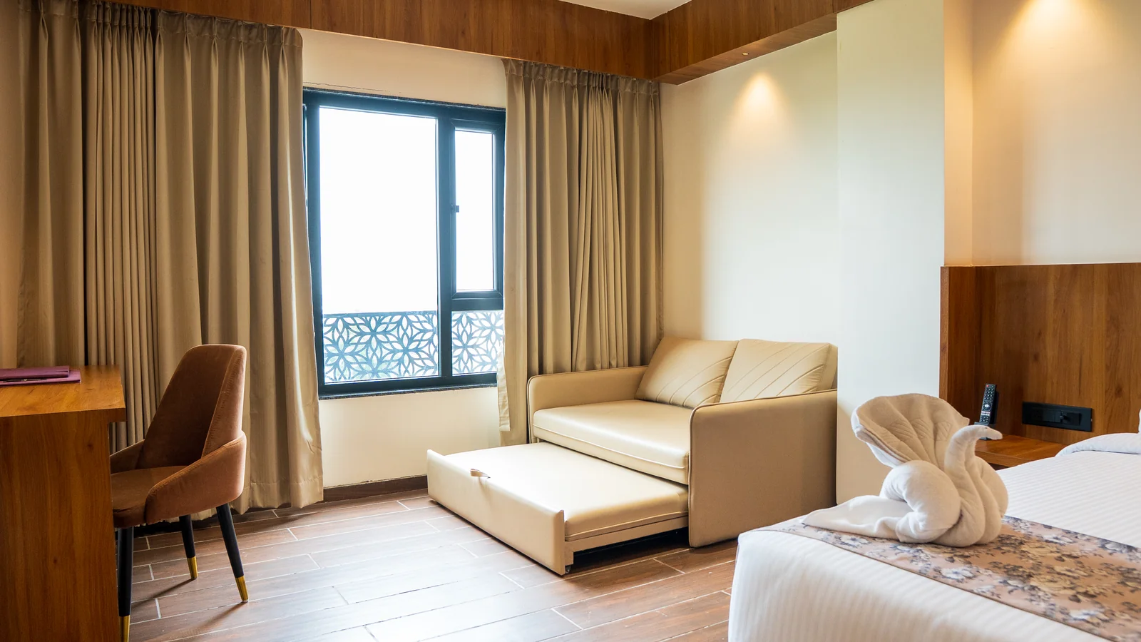 Guest room with window seating