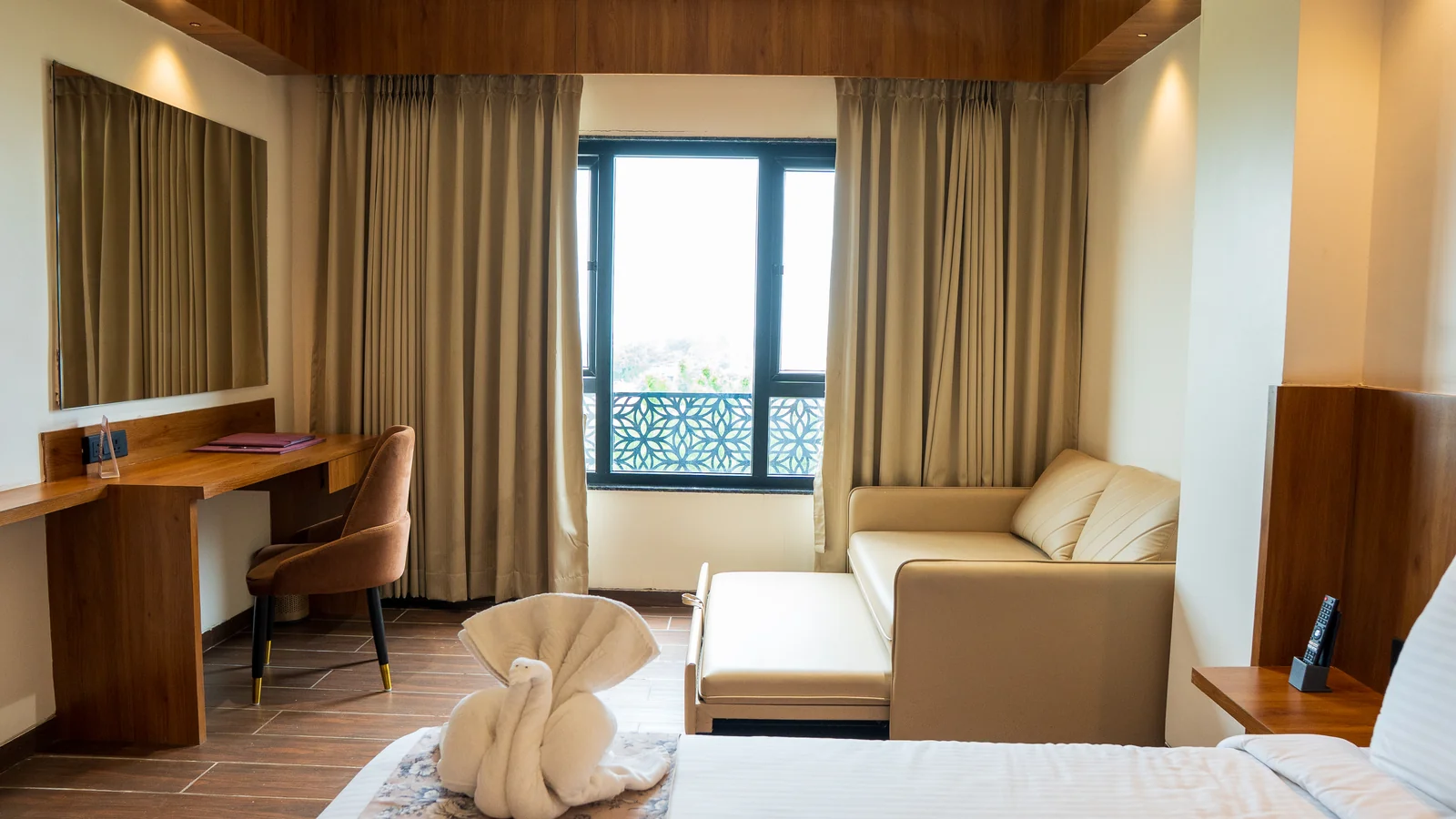 Guest room with window seating