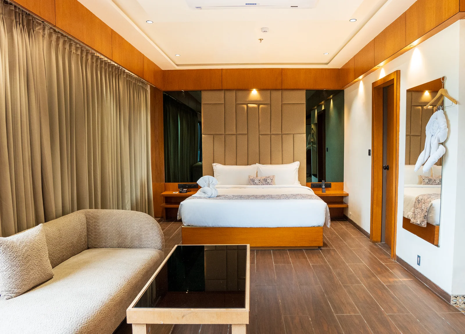 Guest suite and lounge