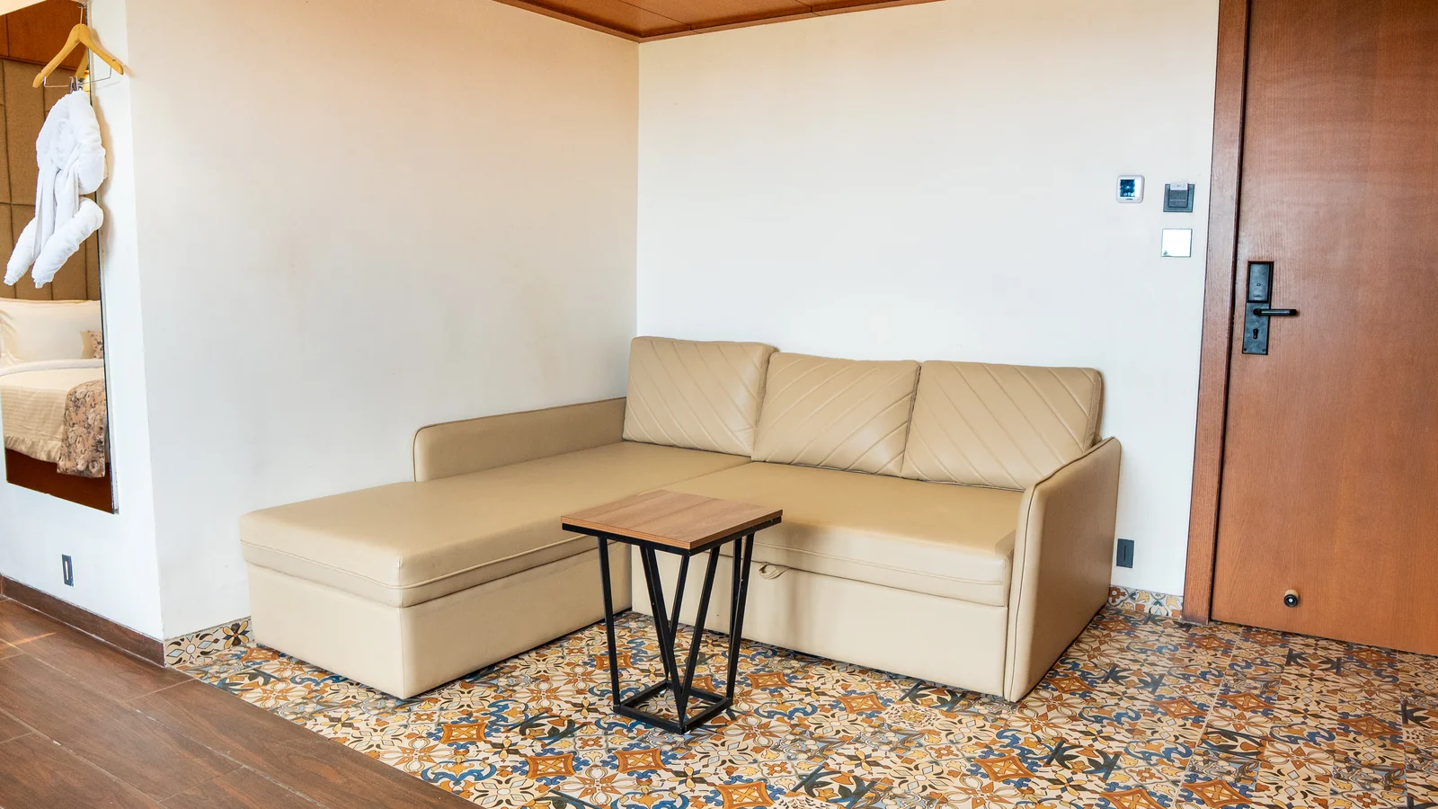 Guest suite and lounge