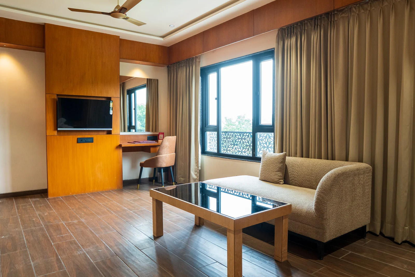 Guest suite and lounge